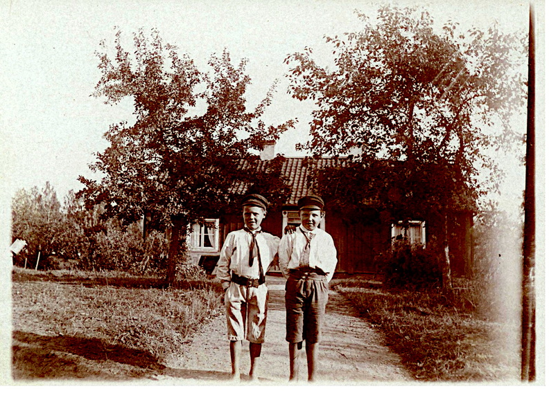 Två pojkar på Maljeryds gård.