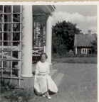 Birgitta Pettersson vid Klockaregården 1958