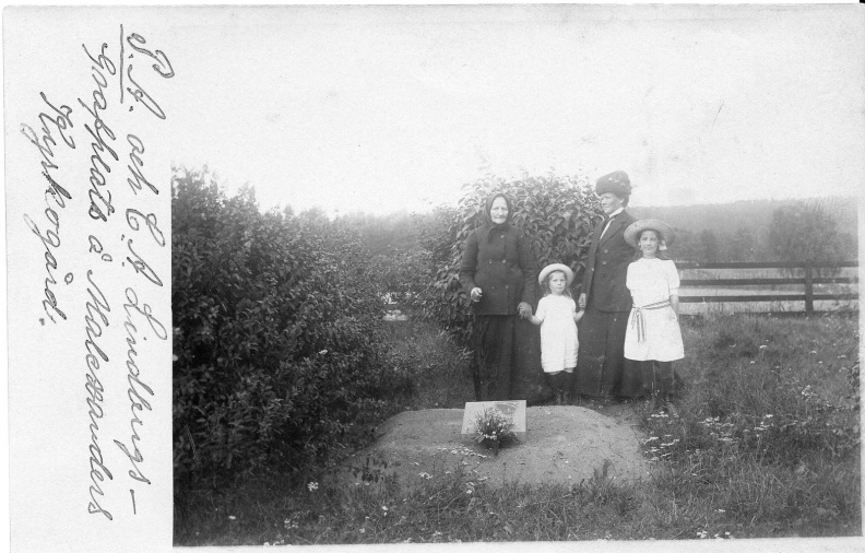 Släktingar vid P.A och C.A Lindbergs gravplats