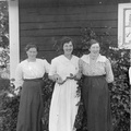 Tre damer besöker Hällebo.