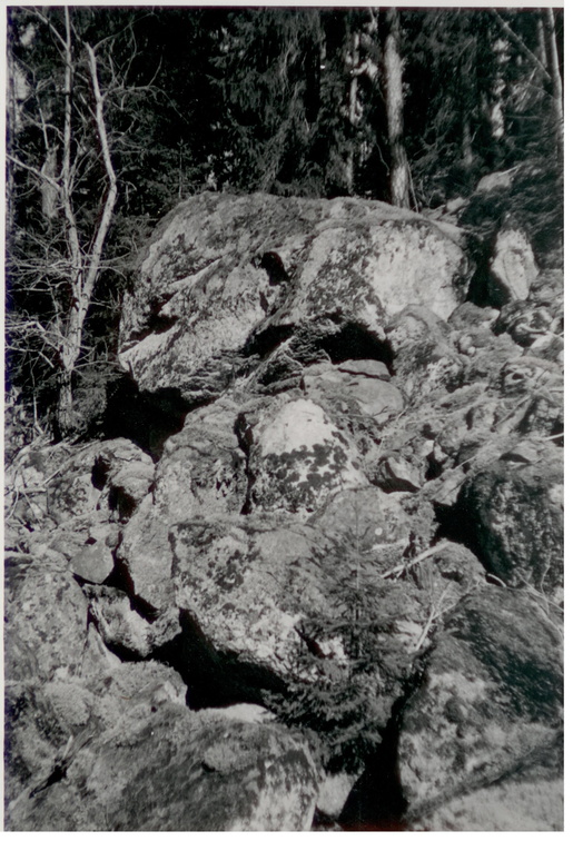 Grott- och stenformationer vid Pukehål, Pukstugan