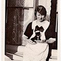 Okänd kvinna med kattunge