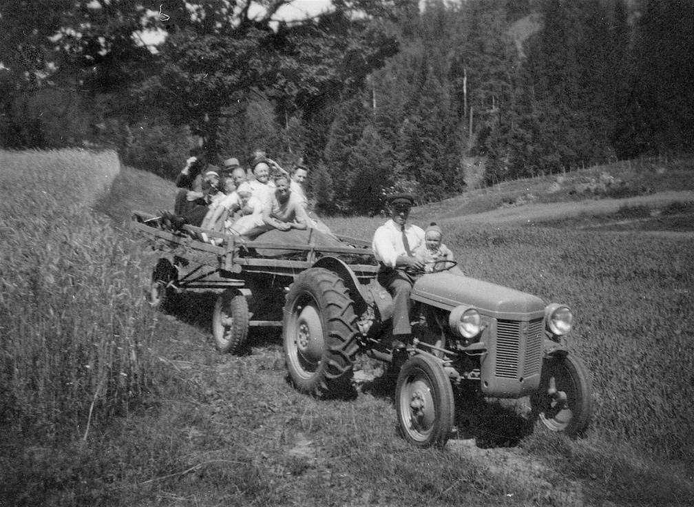Somvik, Olle Eriksson med första traktorn i Malexander